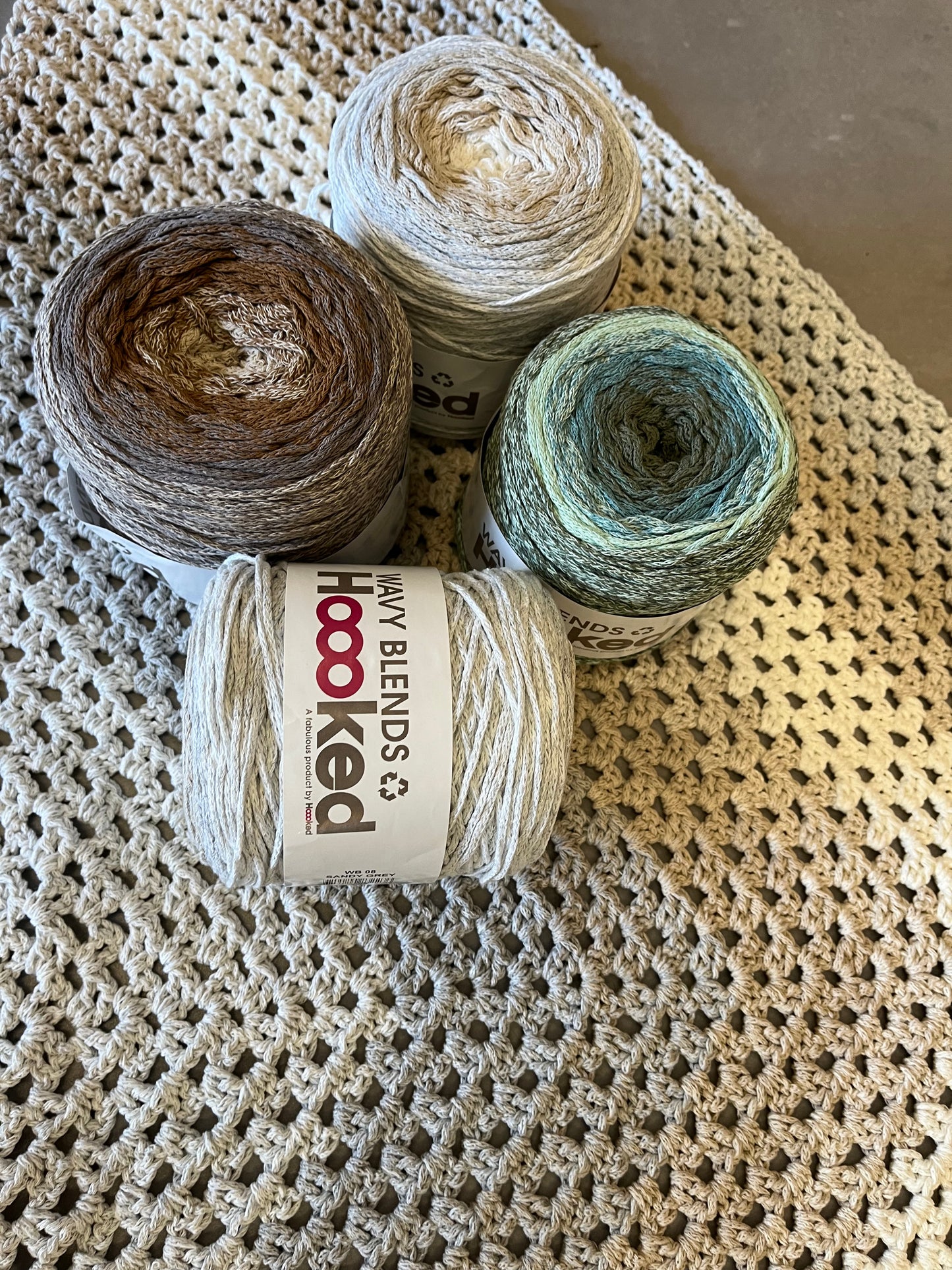 Omslagdoek gehaakt van Hoooked Wavy Blends