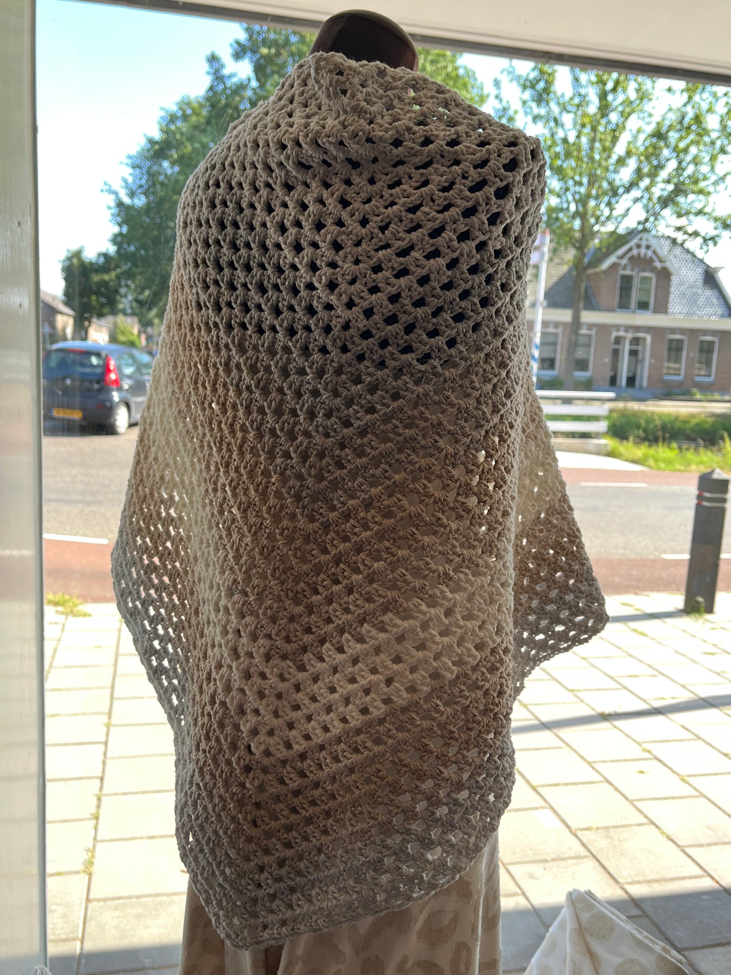 Omslagdoek gehaakt van Hoooked Wavy Blends